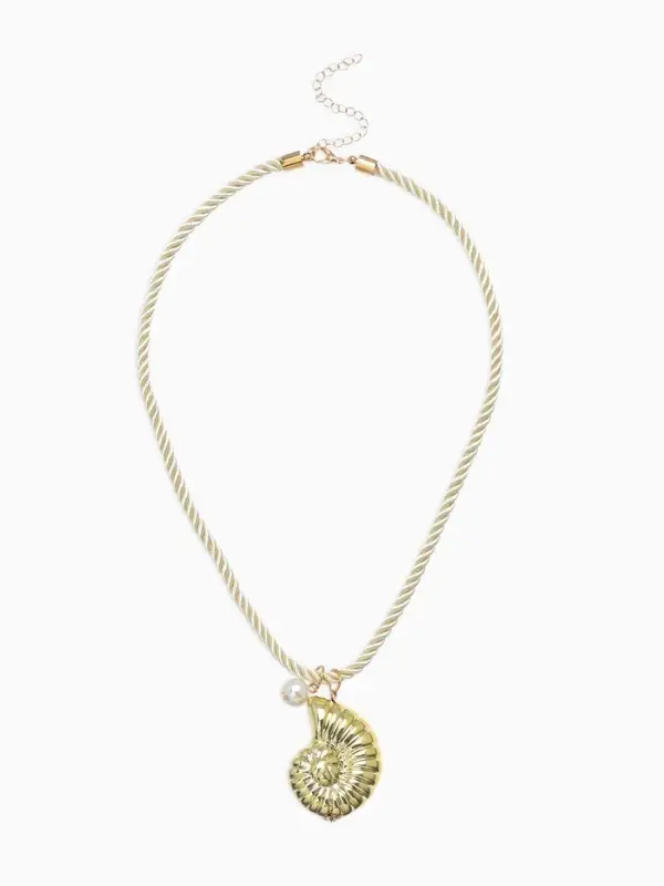 Кулон на жгуте текстильном "Ракушка", цвет бело-золотой