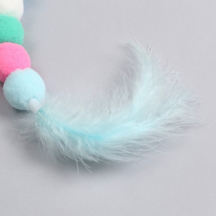 Дразнилка для кошек на креплении с бубенчиком  Дразнилка для кошек на креплении с бубенчиком "Гусеница с перьями", микс цветов