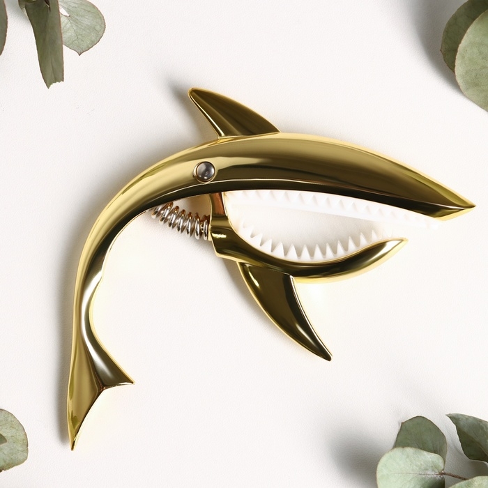 Каподастр для гитары Music Life Акула, золотой Каподастр для гитары Music Life Акула, золотой