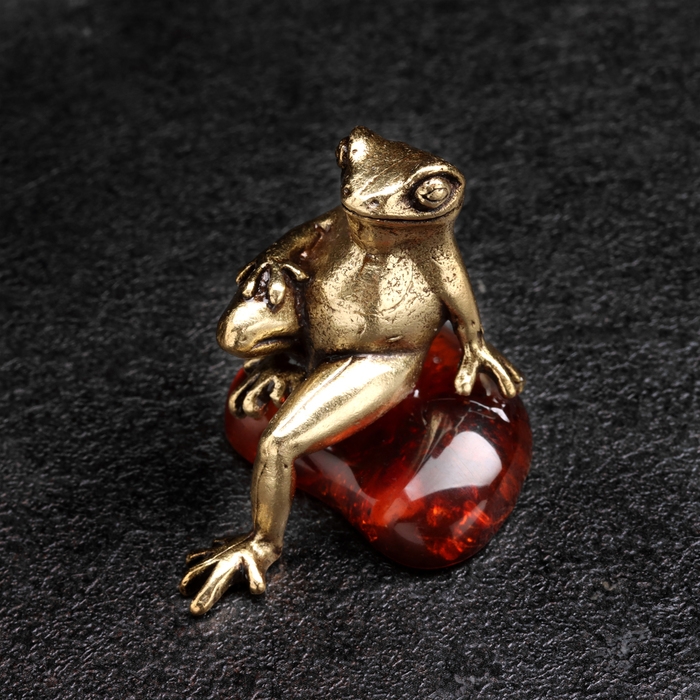 Сувенир Сувенир "Лягушка Деловая", латунь, янтарь