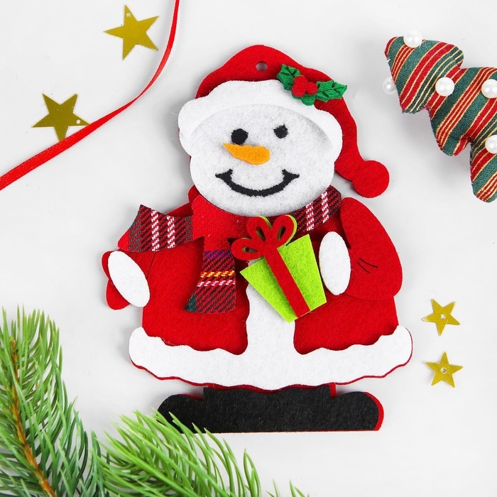 Набор для творчества - создай ёлочное украшение из фетра «Снеговик с подарком» Набор для творчества - создай ёлочное украшение из фетра «Снеговик с подарком»