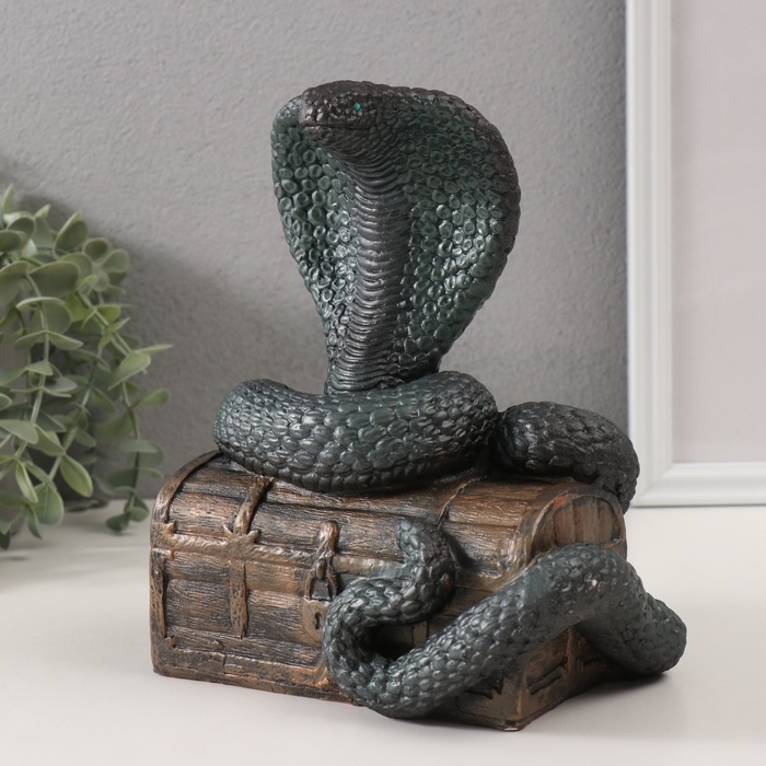 Фигурка Фигурка "КОБРА НА СУНДУКЕ" 20 х 17 х 12 см.