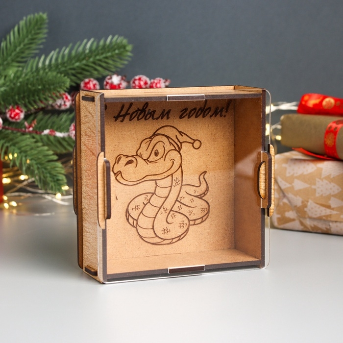 Новогодняя копилка с акрилом  Новогодняя копилка с акрилом "Змея в колпаке" 12х12х4 см