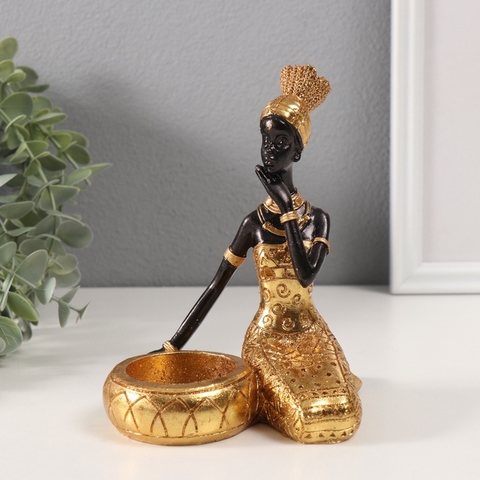Сувенир полистоун подсвечник  Сувенир полистоун подсвечник "Африканка Рудо в золотом платье у чаши" d=4 см 10х12х15 см