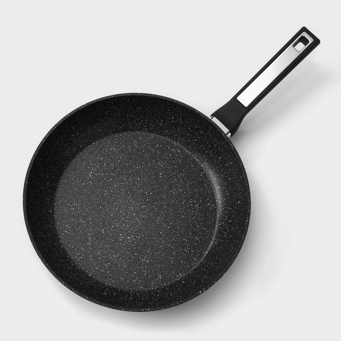 Сковорода Magistro Warrior, d=28 см, h=5,3 см, ручка soft-touch, антипригарное покрытие, индукция, цвет чёрный