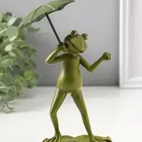 Сувенир полистоун "Танцующий лягушонок под зонтом, с божьей коровкой" 15,5 см