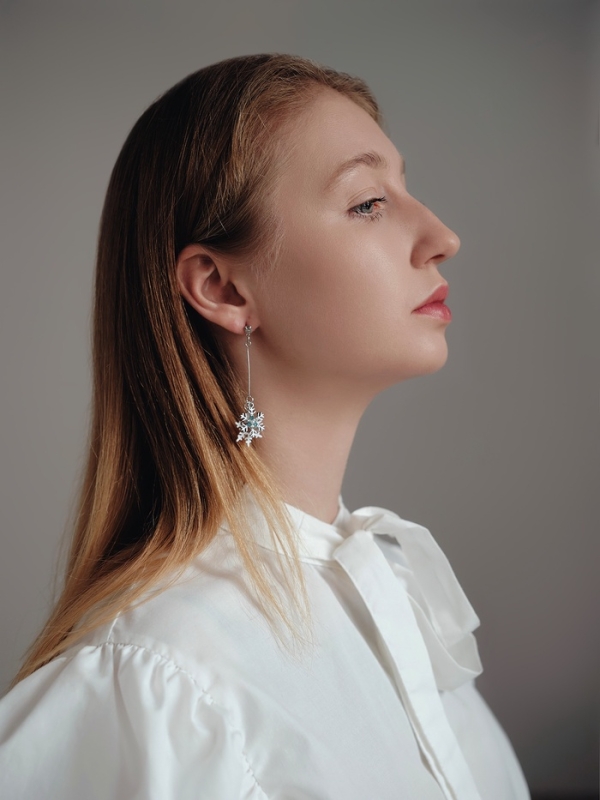 Серьги висячие со стразами «Новогодние» две снежинки, цвет бело-голубой в серебре Серьги висячие со стразами «Новогодние» две снежинки, цвет бело-голубой в серебре