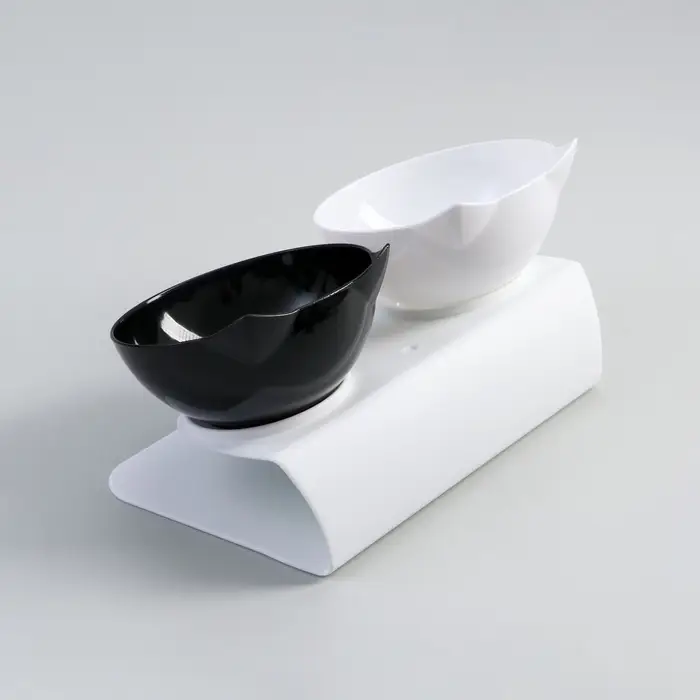 Миски, 27.5&times;14&times;15 см, 2 шт., на белой подставке, пластик, чёрная, белая