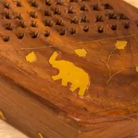 Шкатулка резная "Слоник в саду" 15х10х5 см, дерево шишам Шкатулка резная "Слоник в саду" 15х10х5 см, дерево шишам