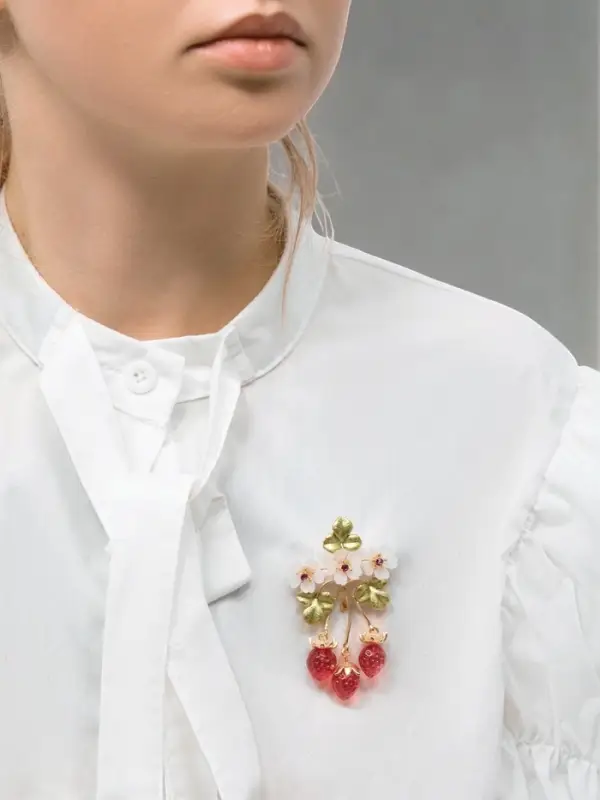 Брошь  Брошь "Земляника" с цветочками, цветная в золоте