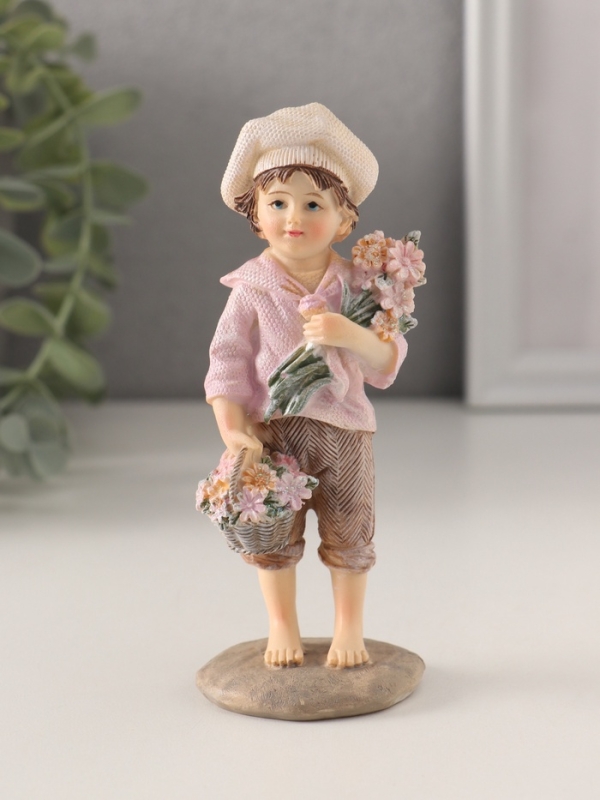 Сувенир полистоун  Сувенир полистоун "Мальчишка с корзиной цветов и букетом" коричнево-сиреневый 5,5х4х12 см