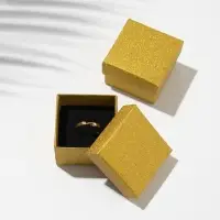 Коробочка подарочная под кольцо, серьги &laquo;Блеск&raquo;, 5&times;5 см, (полезная часть 4.5&times;4.5 см), вставка чёрная, цвет золото
