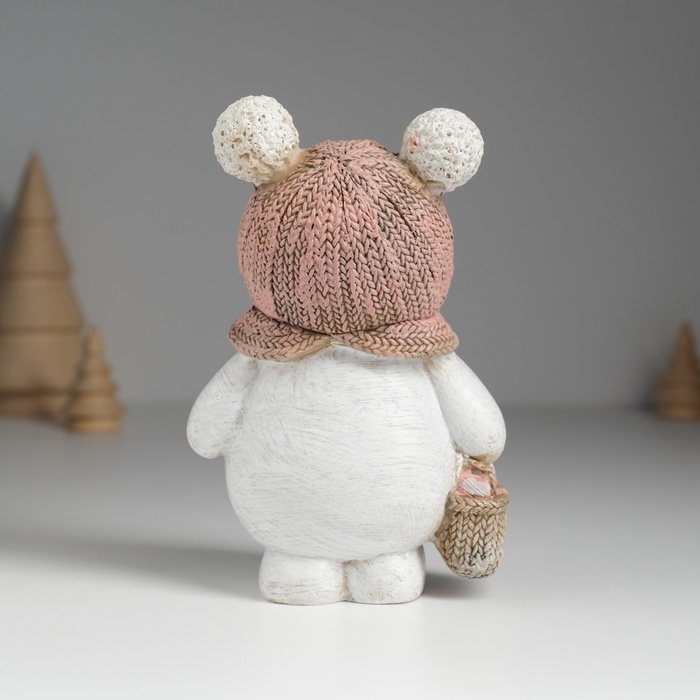 Сувенир полистоун  Сувенир полистоун "Снеговик в шапке с помпошками, с корзинкой" 8,5х5,5х13 см