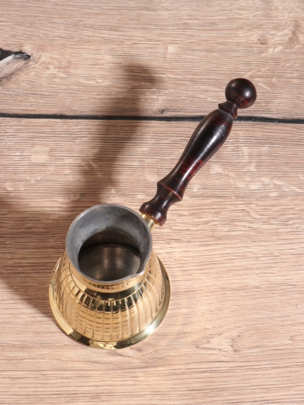 Турка с деревянной ручкой, латунь, 9×23×10 см Турка с деревянной ручкой, латунь, 9×23×10 см