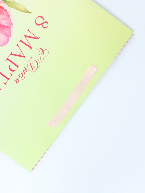 Пакет подарочный ламинированный вертикальный «С 8 Марта», L 31 × 40 × 12 см