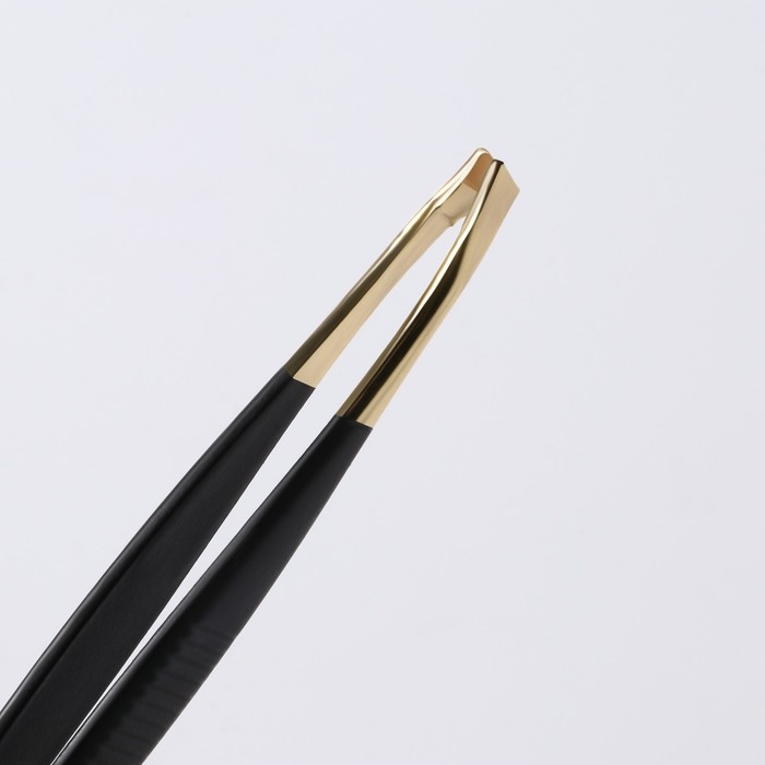 Пинцет скошенный, узкий, 8,5 см, цвет чёрный/золотистый Пинцет скошенный, узкий, 8,5 см, цвет чёрный/золотистый