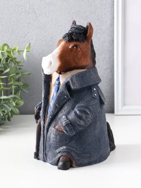 Фигурка (гипс) Конь в пальто  Высота 24 см, ширина 12.5 см, длина 16,5 см, джинса