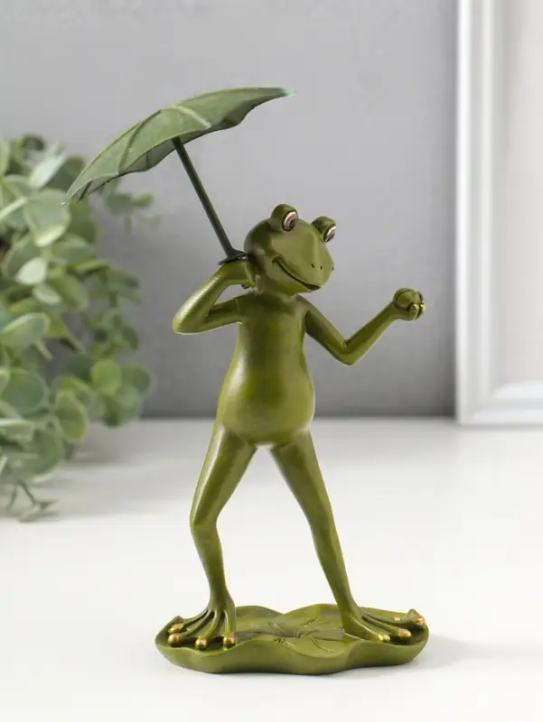 Сувенир полистоун "Танцующий лягушонок под зонтом, с божьей коровкой" 15,5 см