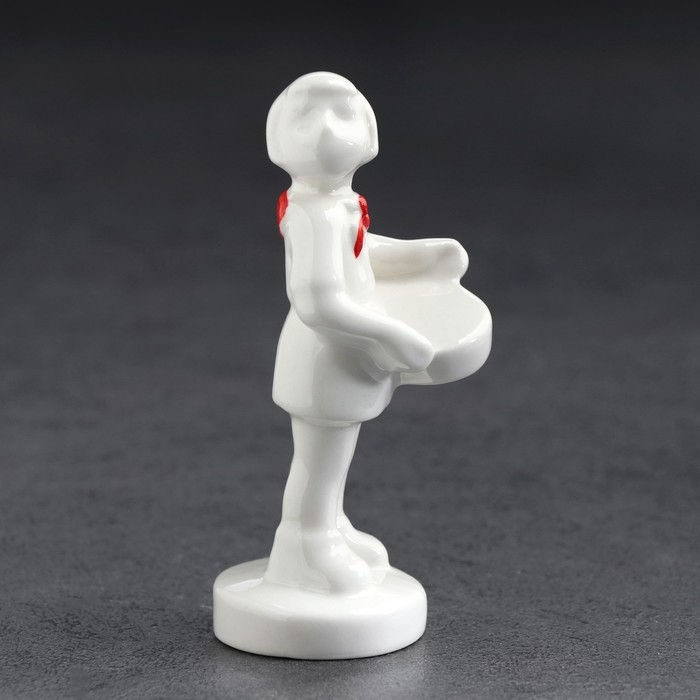 Статуэтка фарфоровая  Статуэтка фарфоровая "Пионерка", авторская роспись