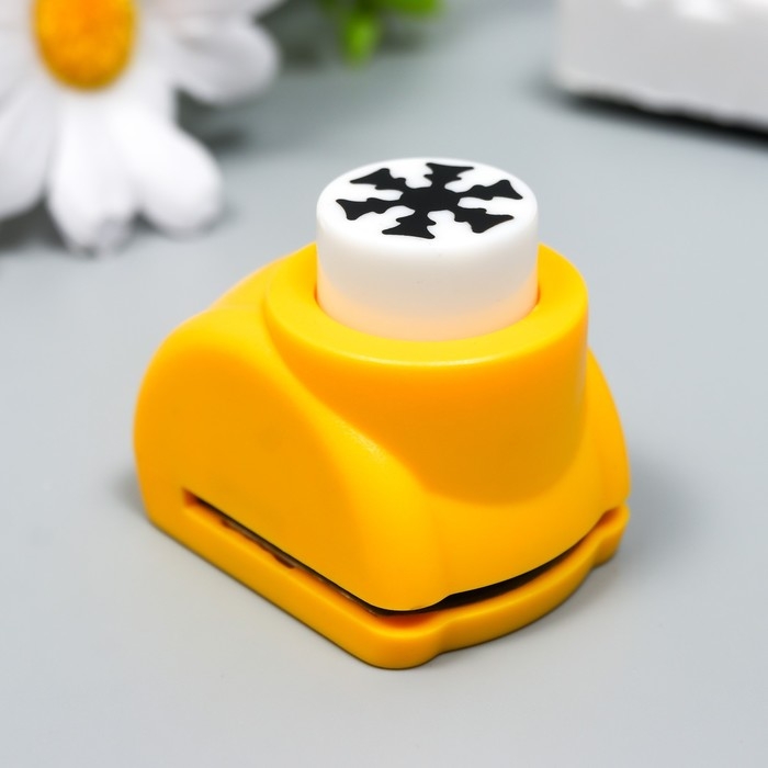 Фигурный дырокол д. 1,5 см снежинка 3,5*4*4 см МИКС Фигурный дырокол д. 1,5 см снежинка 3,5*4*4 см МИКС