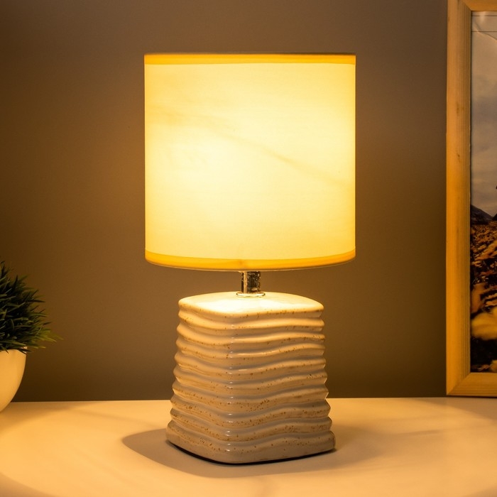 Настольная лампа Настольная лампа "Синбола" E14 40Вт бежевый 14х14х26,5 см RISALUX