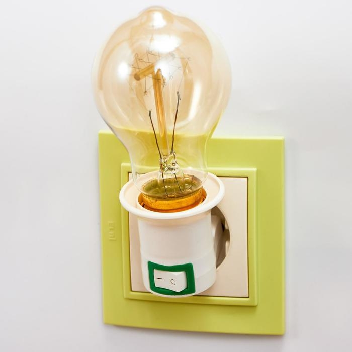 Светильник с выключателем в розетку Е27 40Вт белый 7х4,5х4,5 см Светильник с выключателем в розетку Е27 40Вт белый 7х4,5х4,5 см