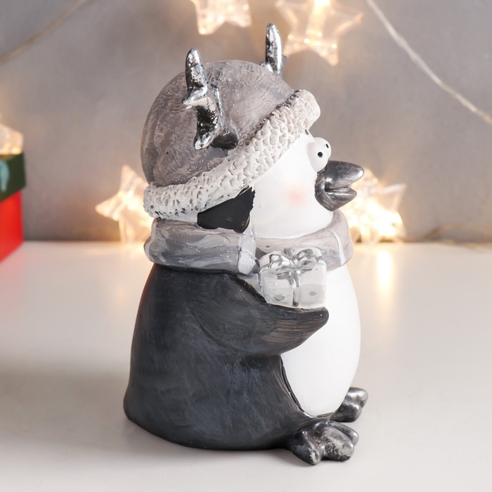 Сувенир полистоун Сувенир полистоун "Пингвинчик в шарфике и колпаке с рожками, с подарком"МИКС 15,5х13х9 см