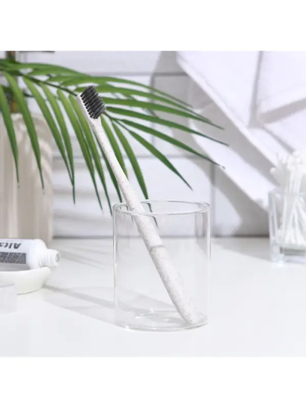 Зубная щетка мягкая, в тубе, белая