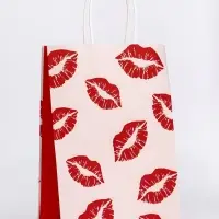 Пакет подарочный крафт "Поцелуи" 18 х 8 х 25 См Пакет подарочный крафт "Поцелуи" 18 х 8 х 25 См