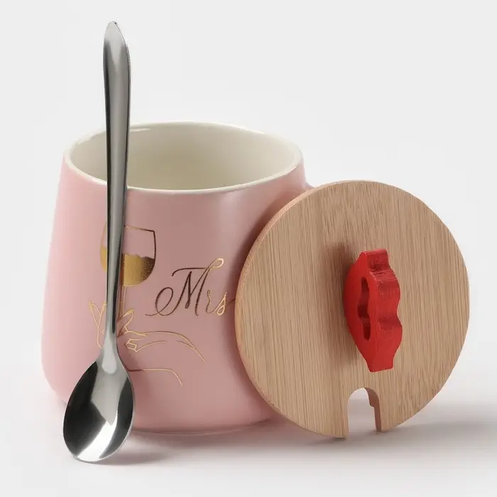 Кружка керамическая с ложкой «Миссис», 380 мл, цвет розовый Кружка керамическая с ложкой «Миссис», 380 мл, цвет розовый