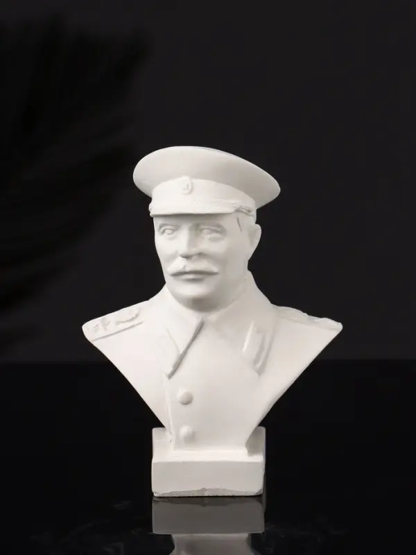 Бюст И.В. Сталин, 10х7х5 см, натуральный, гипс Бюст И.В. Сталин, 10х7х5 см, натуральный, гипс
