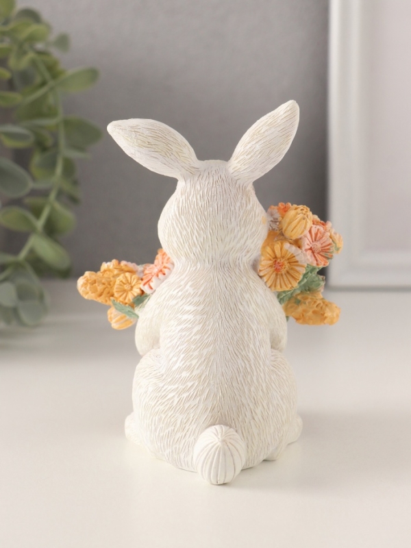 Сувенир полистоун  Сувенир полистоун "Белый кролик с цветами в плетённой корзине" 9х8,5х11,5 см