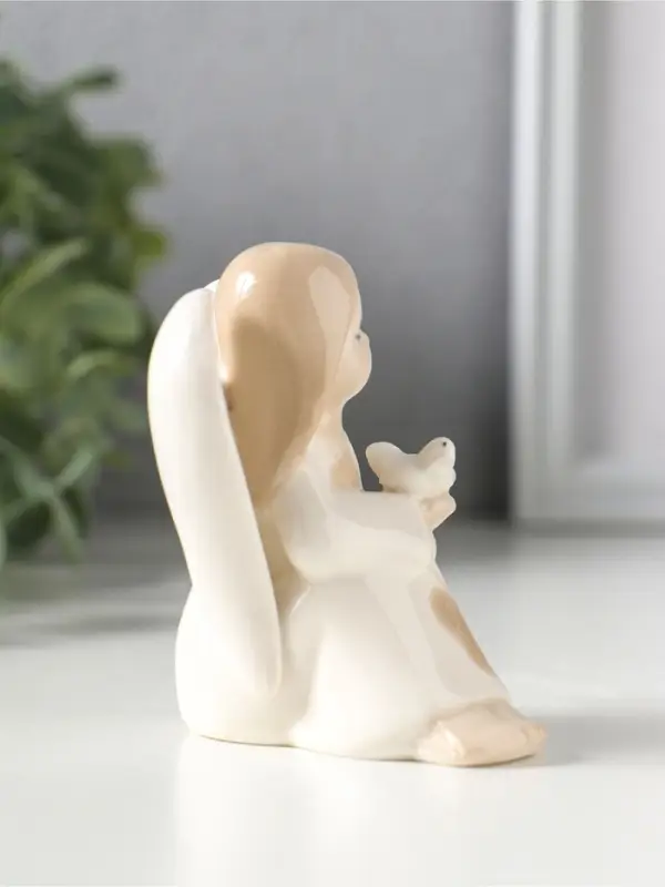 Сувенир керамика "Девочка-ангел в платье с бабочками, с голубем на руке" 7х5,4х7,8 см