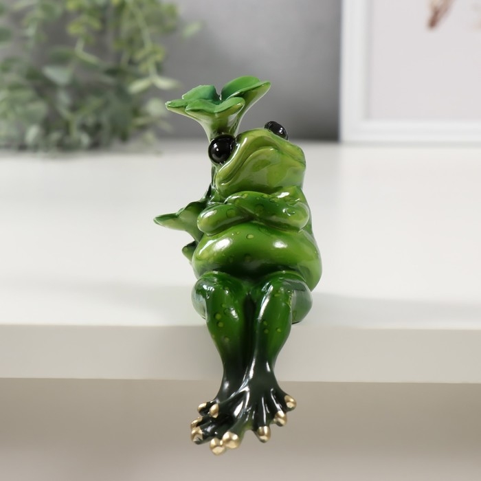 Сувенир полистоун лак на полку Сувенир полистоун лак на полку "Лягушонок в ожидании под листиками" 11х6х11 см