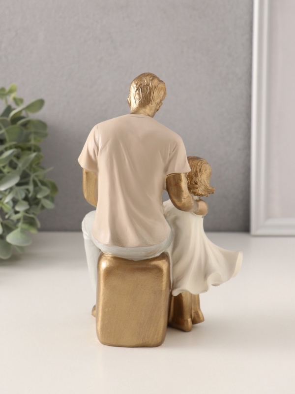 Сувенир полистоун  Сувенир полистоун "Папа с маленькой дочкой" 11х8,5х17,5 см