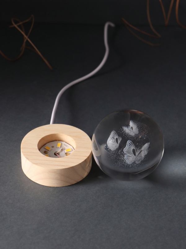 Сувенир стекло подсветка "Шар. Бабочки" d=6 см подставка дерево, USB
