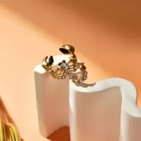 Брошь &laquo;Скорпион&raquo;, белая в золоте