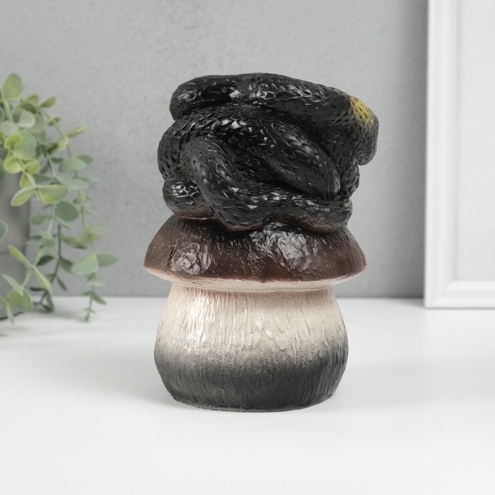 Новогодняя фигурка Новогодняя фигурка "Змейка на грибе" 12 х11 х 18 см, черный