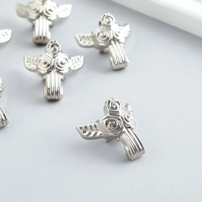 Уголок (ножка) для шкатулки металл Уголок (ножка) для шкатулки металл "Розы" серебро 3х3 см