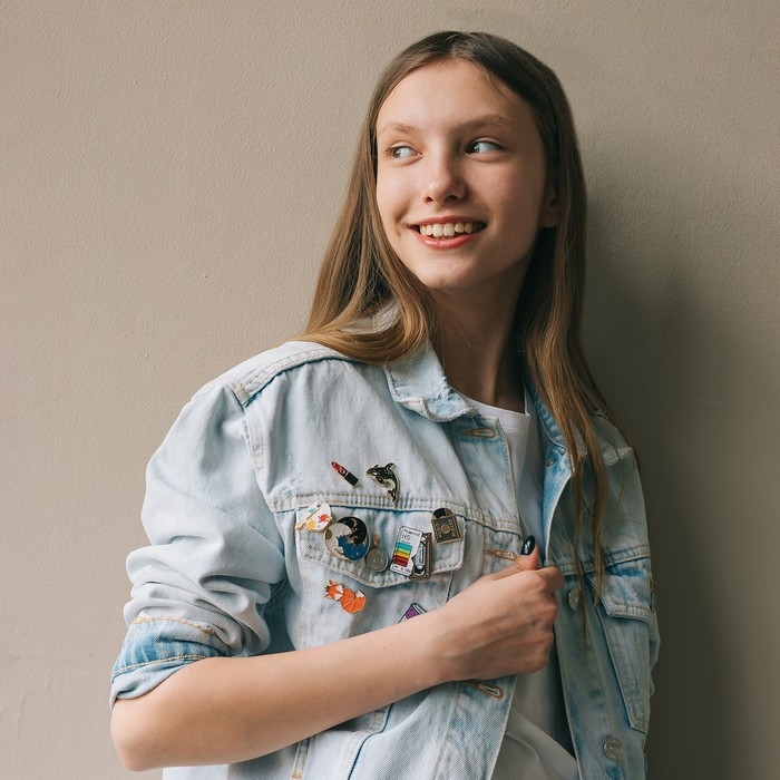 Значок «Графичные животные» лиса, цвет оранжево-белый в золоте Значок «Графичные животные» лиса, цвет оранжево-белый в золоте