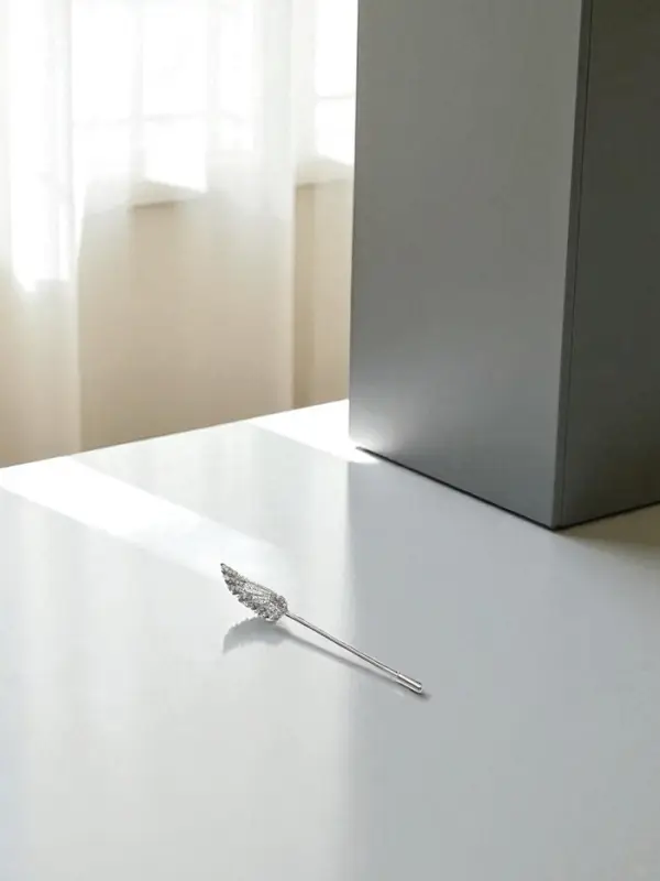 Булавка &laquo;Крыло&raquo;, 9&times;1 см, белая в серебре