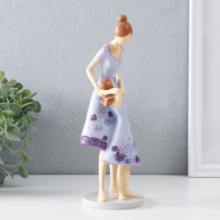 Сувенир полистоун  Сувенир полистоун "Мама с дочкой в сиреневых платьях с цветами" 9х8,5х23,5 см
