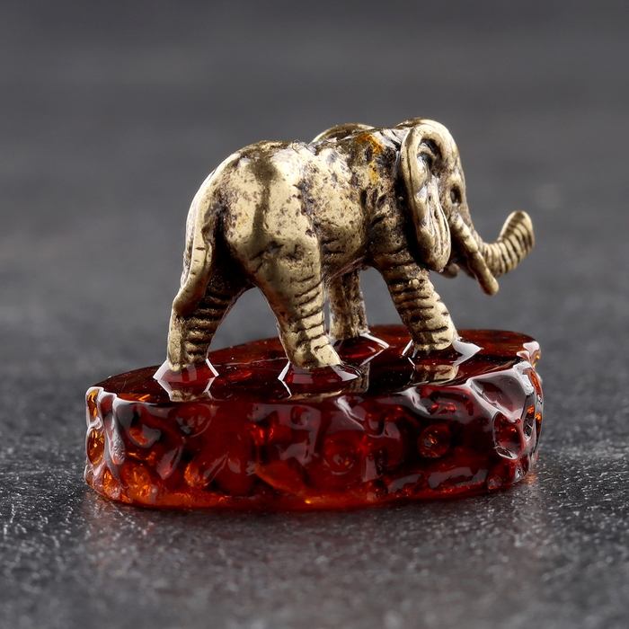 Брелок талисман  Брелок талисман "Слон", латунь, янтарь