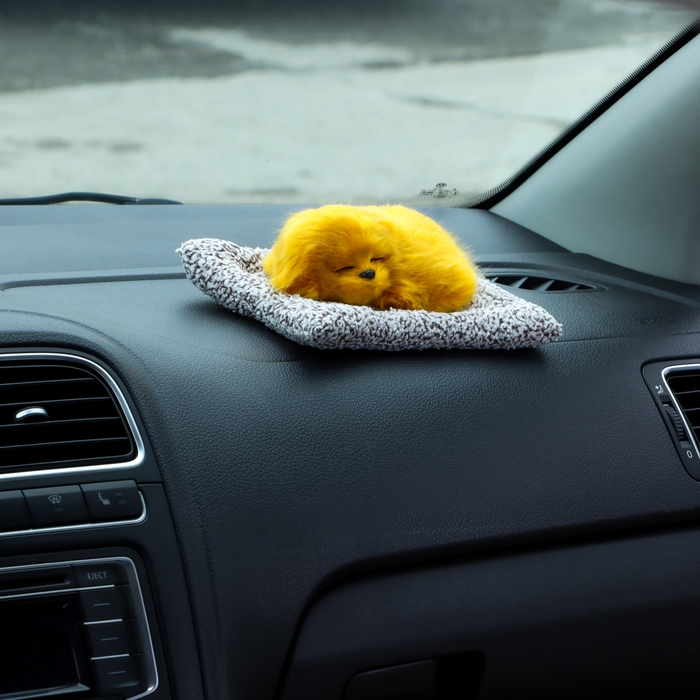 Игрушка на панель авто, собака на подушке, рыжий окрас Игрушка на панель авто, собака на подушке, рыжий окрас