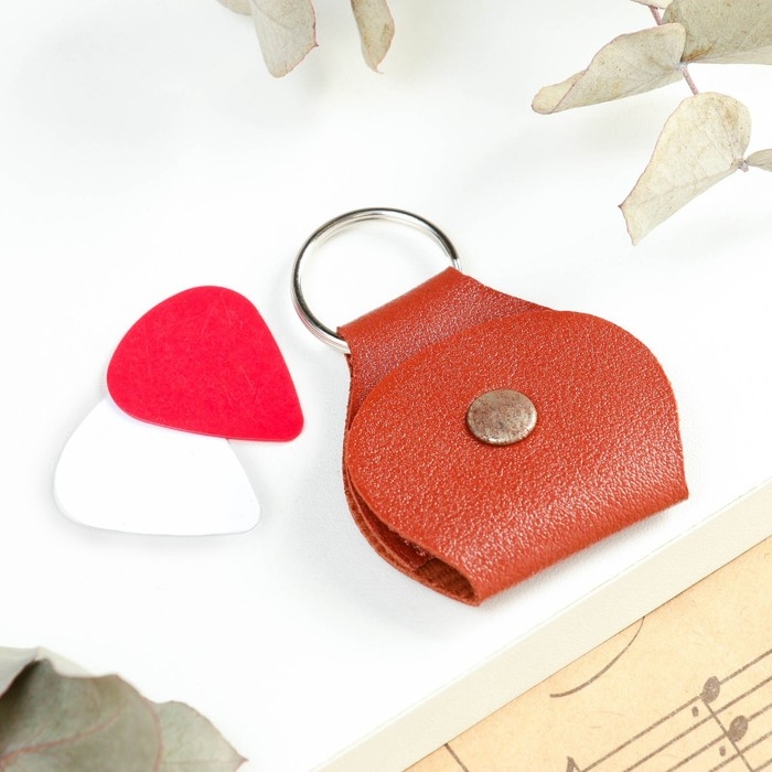 Набор медиаторов 2 шт в коричневом чехле-брелок, медиаторы микс Набор медиаторов 2 шт в коричневом чехле-брелок, медиаторы микс