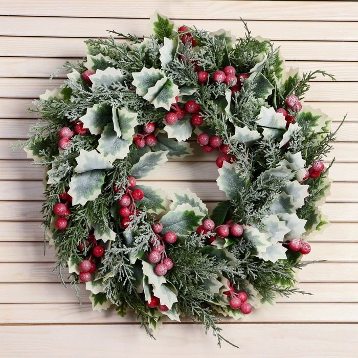 Венок новогодний d- 33 см  Венок новогодний d- 33 см "Уютная сказка" листочки ягоды зелень