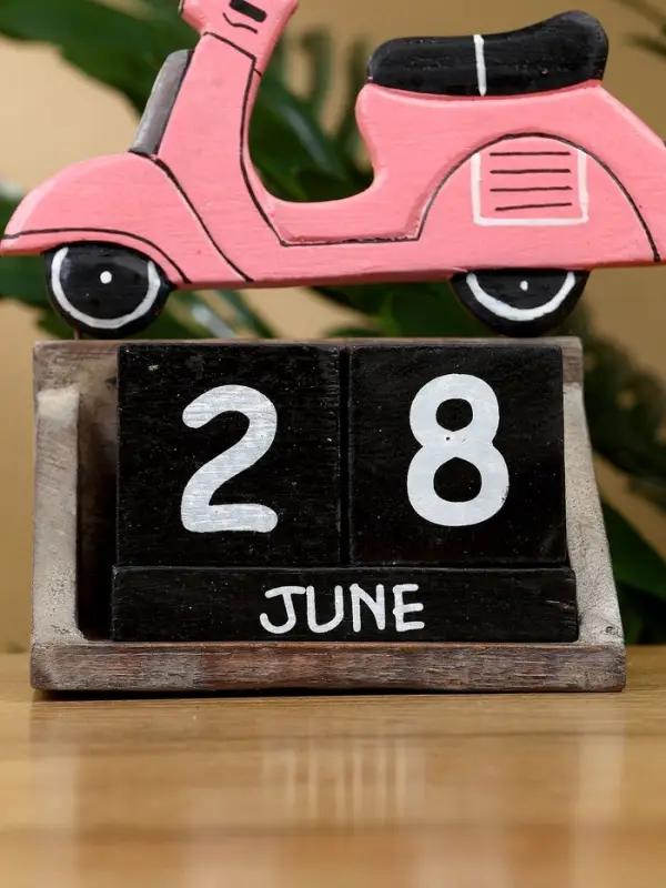 Календарь настольный Календарь настольный "Мопед" дерево 11х5х14 см, розовый