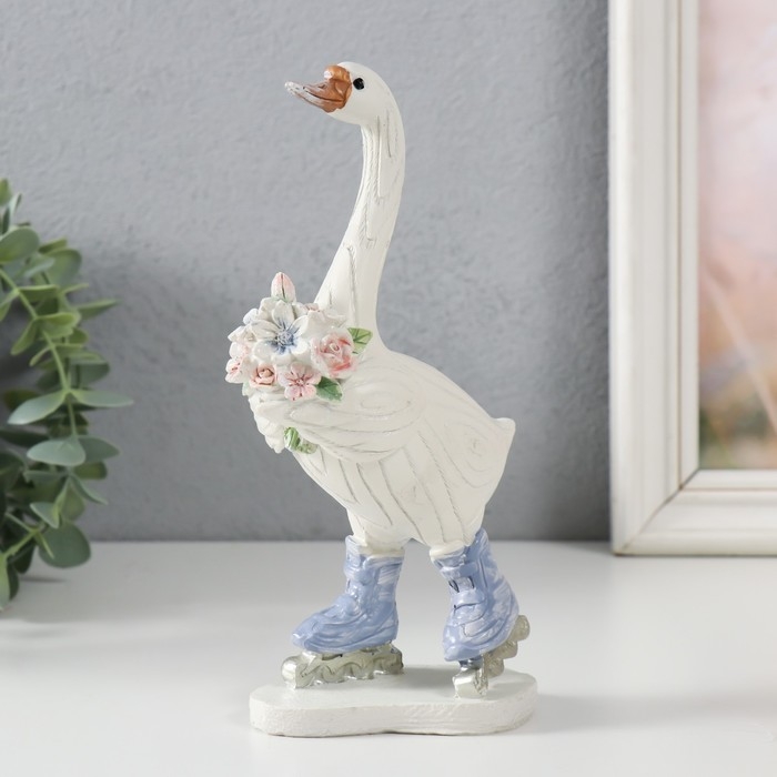 Сувенир полистоун "Гусь на роликах, с букетом" 9,5х6,5х18,5 см