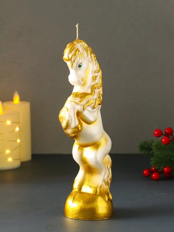 Свеча новогодняя "Конь на дыбах" белый 9х6,2х25,5 см