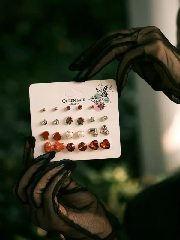 Серьги пусеты QF &laquo;Романтика&raquo;, 12 пар, сердечки, цветные в золоте